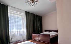 7 Большая и теплая рядом с БАЙТЕРЕКОМ - 63 кВм - кровать и диван